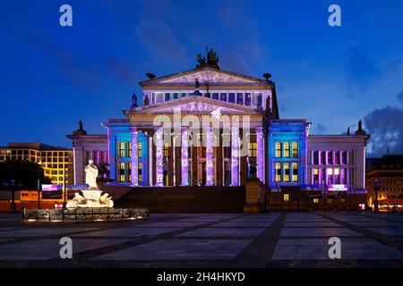 Konzerthaus Berlin Konzertsaal und Schiller-Denkmal während des Festival of Lights, Gendarmenplatz, unter den Linden, Berlin, Deutschland Stockfoto
