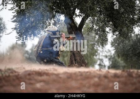 Von der Türkei unterstützte syrische Rebellenkämpfer nehmen am 31. Oktober 2021 an einer Militärübung auf dem Land von Afrin in der von den Rebellen gehaltenen Provinz Aleppo Teil Stockfoto