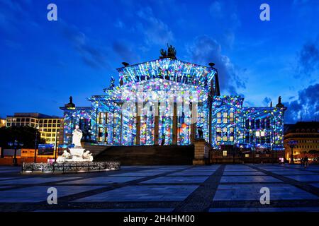 Konzerthaus Berlin Konzertsaal und Schiller-Denkmal während des Festival of Lights, Gendarmenplatz, unter den Linden, Berlin, Deutschland Stockfoto