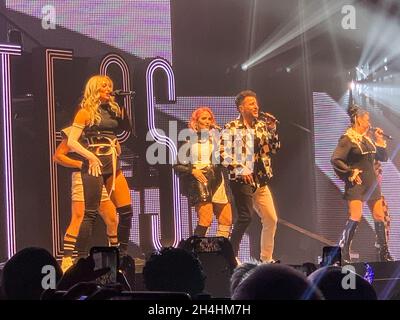 2. November 2021: Lee Latchford-Evans, Claire Richards, Lisa Scott-Lee, faye Tozer und Ian ''H'' Watkins von der britischen Popband 'Steps' spielen am ersten Tag ihrer UK Tour 2021 eine ausverkaufte Show in der Sheffield Arena. Ihre erste Live-Performance nach der Pandemie von Covid 19. (Bild: © Myles Wright/ZUMA Press Wire) Stockfoto