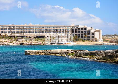 Ansicht der Ramla Bay Resort Hotel und Strand, Ramla Bay, Malta, Europa. Stockfoto