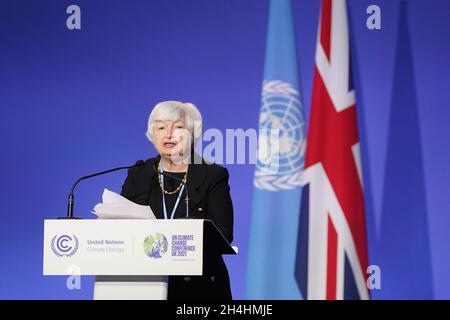 DIE US-Finanzministerin Janet Yellen spricht beim Cop26-Gipfel auf dem Scottish Event Campus (SEC) in Glasgow, wo eine Gruppe von Finanzministern einen Plan zur Schaffung neuer globaler Standards für die Klimaberichterstattung unterstützt. Bilddatum: Mittwoch, 3. November 2021. Stockfoto