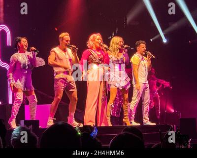 2. November 2021: Lee Latchford-Evans, Claire Richards, Lisa Scott-Lee, faye Tozer und Ian ''H'' Watkins von der britischen Popband 'Steps' spielen am ersten Tag ihrer UK Tour 2021 eine ausverkaufte Show in der Sheffield Arena. Ihre erste Live-Performance nach der Pandemie von Covid 19. (Bild: © Myles Wright/ZUMA Press Wire) Stockfoto