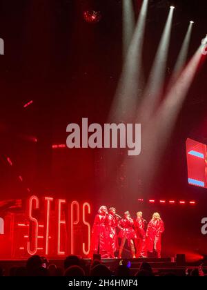 2. November 2021: Lee Latchford-Evans, Claire Richards, Lisa Scott-Lee, faye Tozer und Ian ''H'' Watkins von der britischen Popband 'Steps' spielen am ersten Tag ihrer UK Tour 2021 eine ausverkaufte Show in der Sheffield Arena. Ihre erste Live-Performance nach der Pandemie von Covid 19. (Bild: © Myles Wright/ZUMA Press Wire) Stockfoto