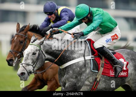 Datei-Foto vom 27-11-2020 von Caribbean Boy geritten von Daryl Jacob (rechts) auf ihrem Weg zum Gewinn der Ladbrokes verpflichtet zu Safer Gambling Novices' Chase auf Newbury Racecourse. Caribbean Boy macht sich bereit, Grand Sefton für Paddy Power auszuweichen. Ausgabedatum: Mittwoch, 3. November 2021. Stockfoto