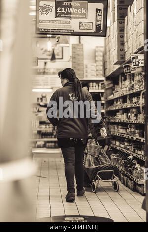 London, Großbritannien. Januar 2021. Frau in asiatischem Geschäft in Chinatown, London. * Frau im asiatischen Geschäft in Chinatown, London. (Foto: Alexander Pohl/Sipa USA) Quelle: SIPA USA/Alamy Live News Stockfoto