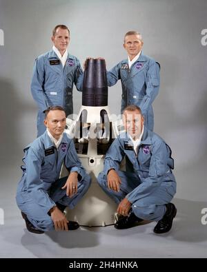 (September 1965) --- Porträt der Mitglieder der Primzahl- und Backup-Besatzung Gemini-7 um ein Modell der Raumsonde Gemini-7. Die Hauptbesatzungsmitglieder für die Gemini-Titan 7 (GT-7) sind die Astronauten Frank Borman (rechts stehend), Kommandopilot, und James A. Lovell Jr. (rechts knieend), Pilot. Die Astronauten Michael Collins (links knieend), Pilot, und Edward H. White II (links stehend), Kommandopilot, wurden am 1. Juli 1965 als GT-7-Backup-Crew-Mitglieder benannt. Stockfoto