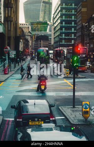 London, Großbritannien. Januar 2021. Personen gehen im Winter über eine Straße in London. Im Hintergrund sieht man das 20 Fenchurch Street Hochhaus. Autos, Busse und Motorräder füllen die Straße. * Personen, die im Winter in London über eine Straße laufen. Im Hintergrund sieht man den Wolkenkratzer der Fenchurch Street 20. Autos, Busse und Motorräder füllen die Straßen. (Foto: Alexander Pohl/Sipa USA) Quelle: SIPA USA/Alamy Live News Stockfoto