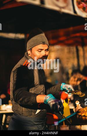 London, Großbritannien. Januar 2021. Essensverkäufer am Portobello Road Markt in London, im Winter. * Lebensmittelhändler auf dem Portobello Road Markt in London, im Winter. (Foto: Alexander Pohl/Sipa USA) Quelle: SIPA USA/Alamy Live News Stockfoto