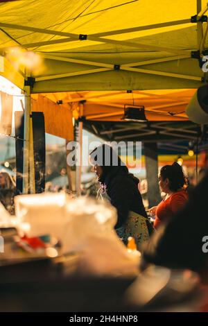 London, Großbritannien. Januar 2021. Essensverkäuferin am Portobello Road Markt in London, im Winter. * Lebensmittelhändler auf dem Portobello Road Markt in London, im Winter. (Foto: Alexander Pohl/Sipa USA) Quelle: SIPA USA/Alamy Live News Stockfoto