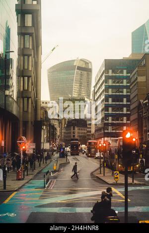 London, Großbritannien. Januar 2021. Person geht im Winter über eine Straße in London. Im Hintergrund sieht man das 20 Fenchurch Street Hochhaus. * Person, die im Winter in London über eine Straße läuft. Im Hintergrund sieht man den Wolkenkratzer der Fenchurch Street 20. (Foto: Alexander Pohl/Sipa USA) Quelle: SIPA USA/Alamy Live News Stockfoto