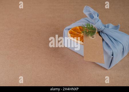 Umweltfreundliche Alternative Weihnachtsgeschenke in Kleidung verpackt. Furoshiki-Geschenke. Zero Waste Weihnachten. Draufsicht. Stockfoto