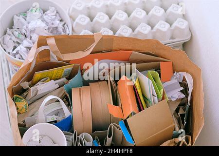 Papier und Pappe für das Recycling vorbereitet. Zu verwertende Kartonbündel. Abfall, der recycelt werden soll. Müll für Recycling und reduzieren Ökologie Umwelt Stockfoto