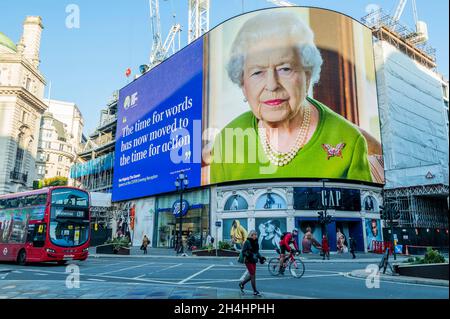 London, Großbritannien. November 2021. Die Zeit für Worte ist nun auf die Zeit für Taten übergegangen - Ein kurzes Zitat aus der Ansprache von HM the Queen an COP26-Delegierte auf den Piccadilly Lights, Piccadilly Circus, London für 30 Minuten. Die Meldung erscheint mit Zustimmung von Buckingham Palace und Landsec. Die Piccadilly Lights werden von Ocean Outdoor im Auftrag von Landsec betrieben. Kredit: Guy Bell/Alamy Live Nachrichten Stockfoto