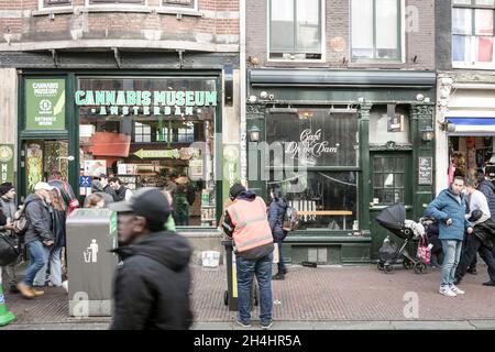 Eine allgemeine Ansicht des Cannabis Museums in der Damstraat in Amsterdam, Niederlande. Stockfoto