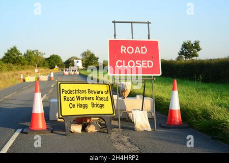 Warnschild an der hagg-Brücke in der Nähe von melbourne wegen Brückenrekonstruktion yorkshire united Kingdom Stockfoto