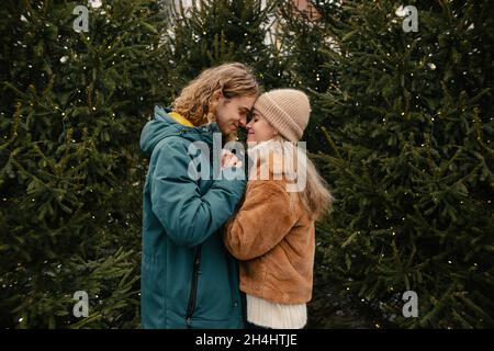 Nettes Paar Mit Winter Forest Picknick. Natur-Picknick. Datum Der Liebesgeschichte. Schönes Paar, Das Sich Umarmt Stockfoto