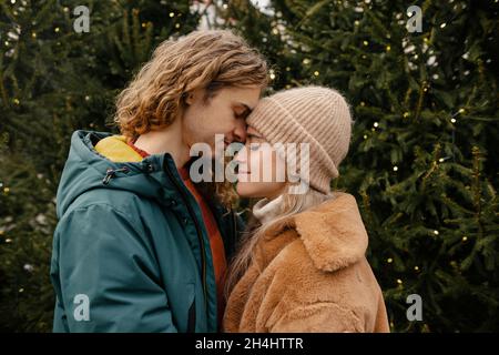 Nettes Paar Mit Winter Forest Picknick. Natur-Picknick. Datum Der Liebesgeschichte. Schönes Paar, Das Sich Umarmt Stockfoto