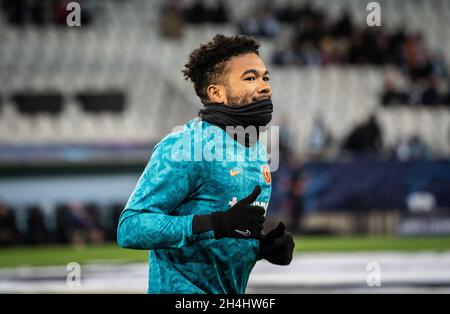 Malmö, Schweden. November 2021. Reece James vom FC Chelsea wärmt sich vor dem Champions-League-Spiel zwischen Malmo FF und Chelsea im Eleda Stadion in Malmö auf. (Foto: Gonzales Photo/Alamy Live News Stockfoto