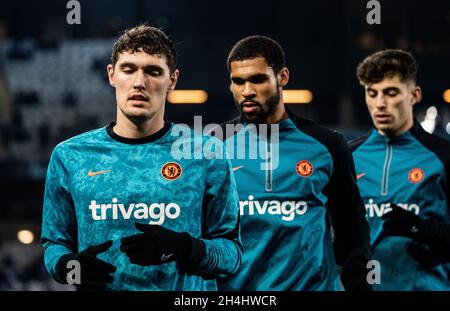 Malmö, Schweden. November 2021. Andreas Christensen vom FC Chelsea wärmt sich vor dem Champions-League-Spiel zwischen Malmo FF und Chelsea im Eleda Stadion in Malmö auf. (Foto: Gonzales Photo/Alamy Live News Stockfoto