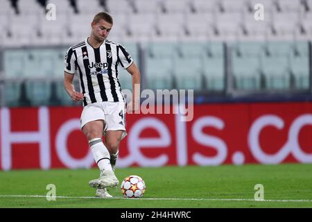 Matthijs de Ligt von Juventus FC kontrolliert den Ball während des UEFA Champions League-Spiel der Gruppe H zwischen Juventus FC und Zenit St. Petersburg im Allianz Stadium am 02. November 2021 in Turin, Italien. Stockfoto