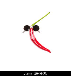 Tanzender roter Chilischote in Sonnenbrillen isoliert auf weißem Hintergrund. Cool Kerl, Party Goer lustig minimal Konzept Stockfoto