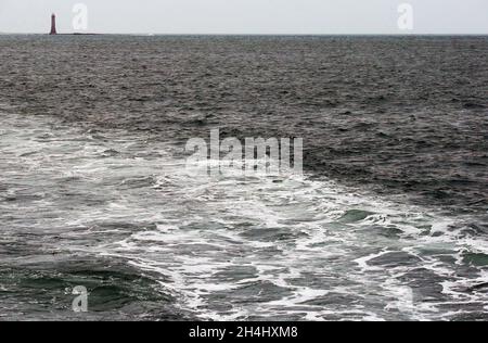 Überquerung der irischen Grenze von Greencastle in Nordirland nach Greenore in der Republik Irland mit der Autofähre an der Ostküste der Insel. Stockfoto