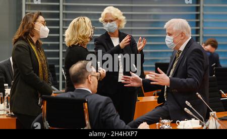 Berlin, Deutschland. November 2021. Innenminister Horst Seehofer (CSU, r), Justizministerin Christine Lambrecht (SPD, 2. Von rechts), Umweltministerin Svenja Schulze (SPD, 2. Von links), Michelle Müntefering (l, SPD), Staatsministerin für Internationale Kulturpolitik, Und Außenminister Heiko Maas (SPD, Front) sprechen bei der wöchentlichen Kabinettssitzung im Bundeskanzleramt zusammen. Quelle: John MacDougall/AFP POOL/dpa/Alamy Live News Stockfoto