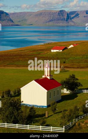 Islande, Fjord de l Ouest, Fjord de Arnarfjordur, eglise de Hrafnseyri // Island, Westfjord, Arnarfjordur Fjord, Hrafnseyri Kirche Stockfoto