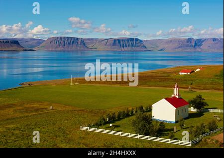 Islande, Fjord de l Ouest, Fjord de Arnarfjordur, eglise de Hrafnseyri // Island, Westfjord, Arnarfjordur Fjord, Hrafnseyri Kirche Stockfoto