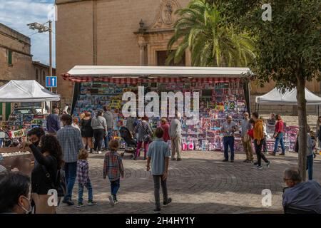 Porreres, Spanien; 31 2021. oktober: Alljährliche Herbstmesse in der mallorquinischen Stadt Porreres, die am 31. Oktober stattfindet. Verkaufsstand für traditionelles Spielzeug für Kinder Stockfoto