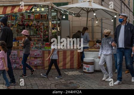 Porreres, Spanien; 31 2021. oktober: Alljährliche Herbstmesse in der mallorquinischen Stadt Porreres, die am 31. Oktober stattfindet. Stall verkauft Kastanien mit Menschen zu Fuß Stockfoto