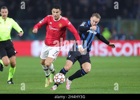 Bergamo, Italien. November 2021. Cristiano Ronaldo (7) von Manchester United tusles with Sam Lammers (7) von Atalanta during the UEFA Champions League, Group F Football match between Atalanta BC and Manchester United on November 2, 2021 at Gewiss Stadium in Bergamo, Italy - Foto: Nigel Keene/DPPI/LiveMedia Credit: Independent Photo Agency/Alamy Live News Stockfoto