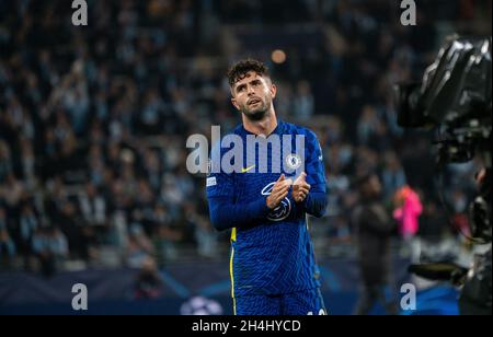 Malmö, Schweden. November 2021. Christian Pulisic (10) vom FC Chelsea dankt den Chelsea-Fans im Auswärtsspiel nach dem Champions-League-Spiel zwischen Malmo FF und Chelsea im Eleda Stadion in Malmö. (Foto: Gonzales Photo/Alamy Live News Stockfoto