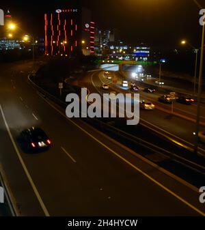 Nachtansicht des NEXTDC Bitcoin-Minengebäudes, das über einer Autobahn in Perth CBD, Westaustralien, gebaut wurde. Keine PR Stockfoto