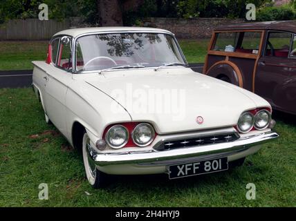 Drei Viertel Vorderansicht eines White, 1962, Ford Consul Classic 315, auf der Sandwich Festival Classic Car Show 2021 ausgestellt Stockfoto