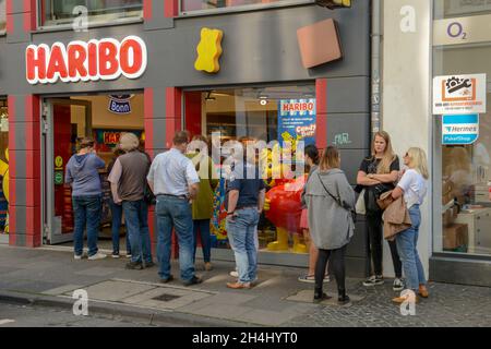 Bonn, Deutschland - 19. September 2021: Im Haribo-Laden in Bonn in Deutschland stehen Menschen Schlange, um zu kaufen Stockfoto