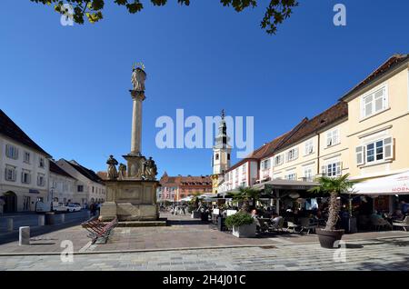 Bad Radkersburg, Österreich - 24. September 2021: Nicht identifizierte Menschen auf dem Marktplatz mit Café, Restaurants, Marktständen und Rathaus, auf dem sich das Hotel befindet Stockfoto