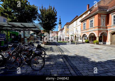 Bad Radkersburg, Österreich - 24. September 2021: Nicht identifizierte Menschen auf dem Marktplatz mit Café, Restaurants, Marktständen und Rathaus, auf dem sich das Hotel befindet Stockfoto