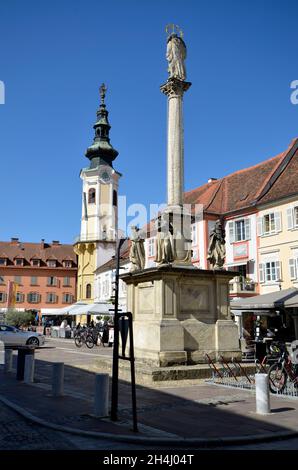 Bad Radkersburg, Österreich - 24. September 2021: Nicht identifizierte Menschen auf dem Stadtplatz mit Café, Restaurants, Marktständen, marienkolonne und Stadtha Stockfoto
