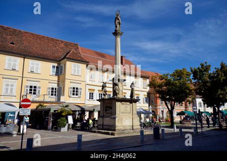 Bad Radkersburg, Österreich - 24. September 2021: Nicht identifizierte Menschen auf dem Stadtplatz mit Café, Restaurants, Marktständen und mariensäule, gelegen Stockfoto