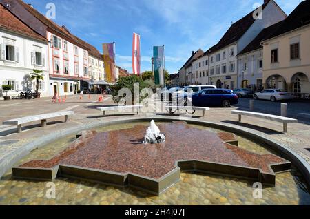 Bad Radkersburg, Österreich - 24. September 2021: Brunnen auf dem Stadtplatz mit Cafés und Restaurants, an der Grenze zu Slowenien, dem Ort und Stockfoto