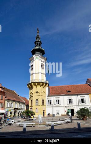 Bad Radkersburg, Österreich - 24. September 2021: Nicht identifizierte Menschen auf dem Stadtplatz mit Rathaus und Brunnen, dem Ort und dem Gebiet an der Borde Stockfoto