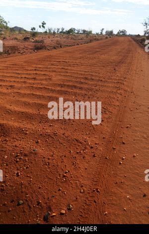 Outback Australian Dirt Road mit Wellpappen, Westaustralien Stockfoto