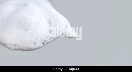 Weiße Blasen Schaum aus Seife, Shampoo, Reinigungsmittel oder Waschmittel Hintergrundansicht oben Stockfoto