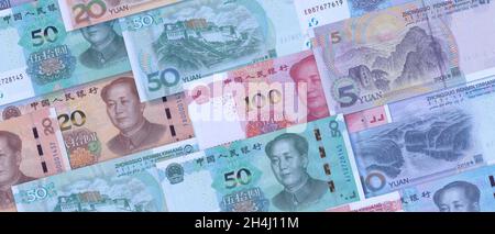 Yuan Renminbi Rechnung Banknoten Hintergrund. Vorsitzender Mao Porträt auf 100, 50, 20, 10 chinesische Papierwährung. Konzept der chinesischen Wirtschaft Stockfoto