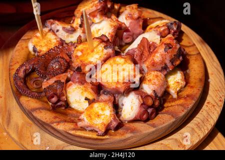 Portion Oktopus, zubereitet im galizischen Stil, pulpo a feira. Spanien. Stockfoto