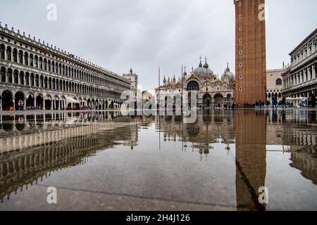 Venedig, Italien. November 2021. Touristen gehen bei einer Flut am 3. November 2021 in Venedig, Italien, auf einem überfluteten Markusplatz spazieren. In diesen Tagen ist Venedig aufgrund der hohen Flut für den Klimawandel unter Wasser, und Mose ist aktiviert, aber nicht ausreichend. © Simone Padovani / Erwachen / Alamy Live News Stockfoto