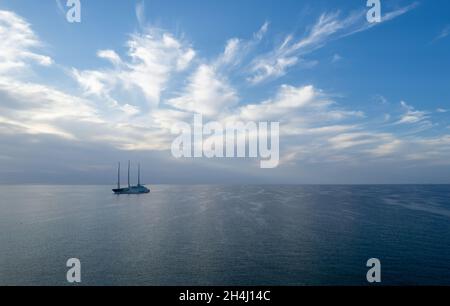 Luftdrohnenansicht einer Luxusyacht, die vor einem Hafen festgemacht ist. Stockfoto