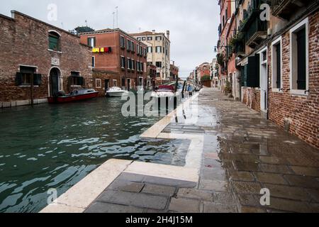 Venedig, Italien. November 2021. Eine Straße ist bei einer Flut am 3. November 2021 in Venedig, Italien, teilweise überflutet. In diesen Tagen ist Venedig aufgrund der hohen Flut für den Klimawandel unter Wasser, und Mose ist aktiviert, aber nicht ausreichend. © Simone Padovani / Erwachen / Alamy Live News Stockfoto